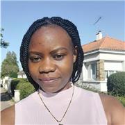 Professeure donne cours d'anglais aux étudiants au primaire et lycée